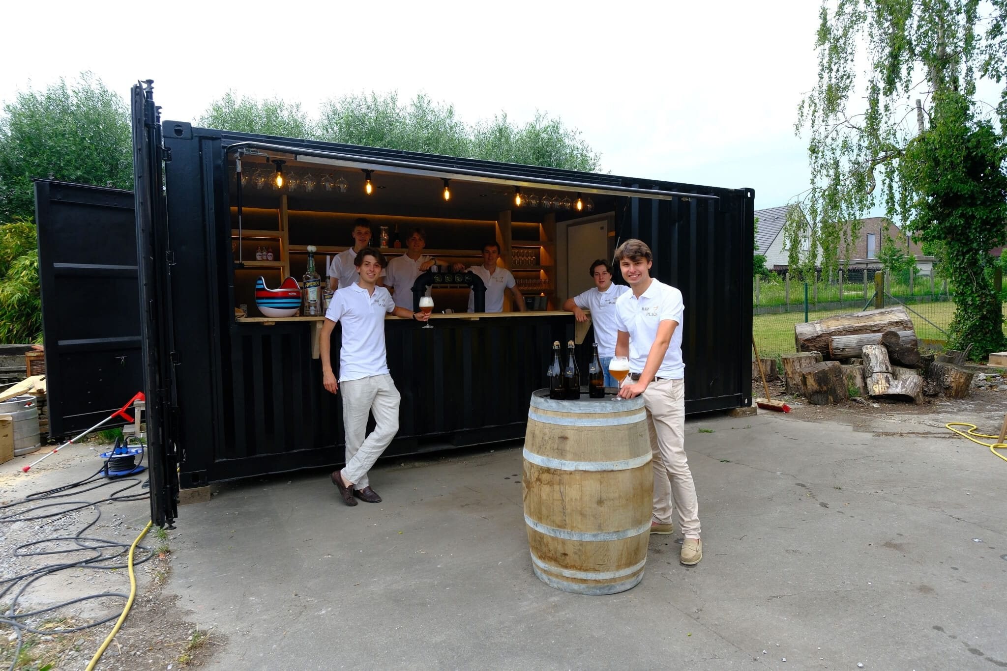 Het volledige team van Bar à Place bij de mobiele containerbar