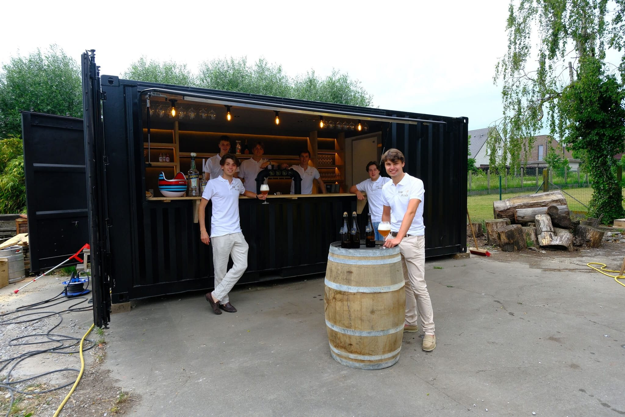 Het team van Bar à Place bij de mobiele containerbar